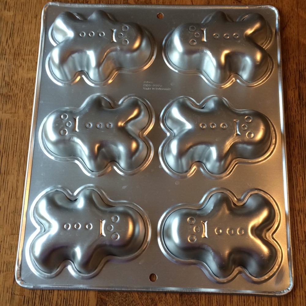 WILTON MINI GINGERBREAD MAN TEA CAKE PAN